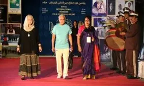 گلشیفته فراهانی، جایزه بهترین بازیگر زن را برای بازی در فیلم آواز عقرب‌ها در جشنواره فیلم زنان هرات دریافت کرد