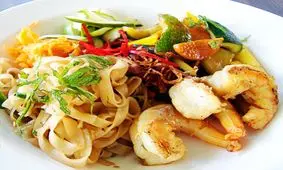 طرز تهیه سالاد نودل با میگو