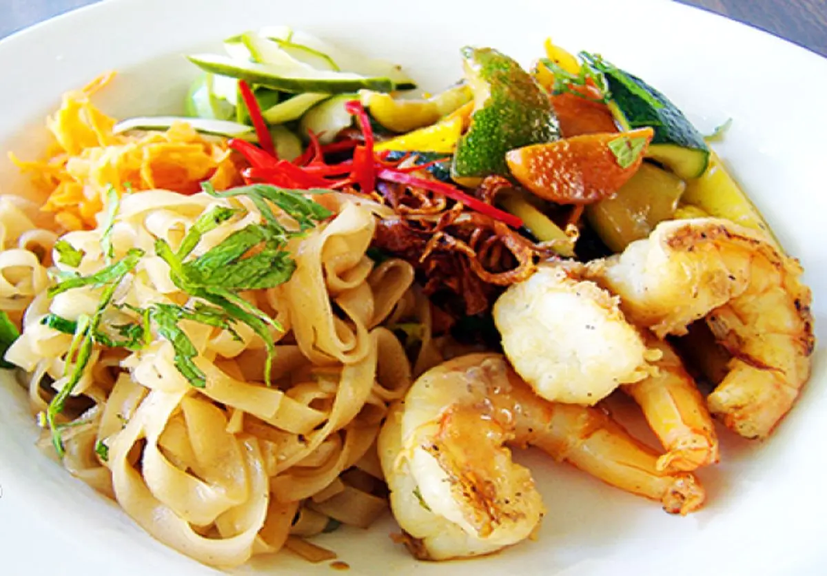 طرز تهیه سالاد نودل با میگو