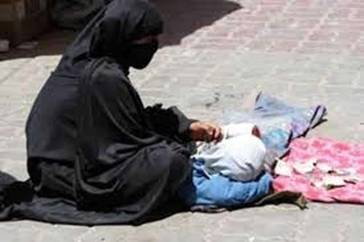 جوان عراقی دختر گدا را با لگد از خود دور کرد