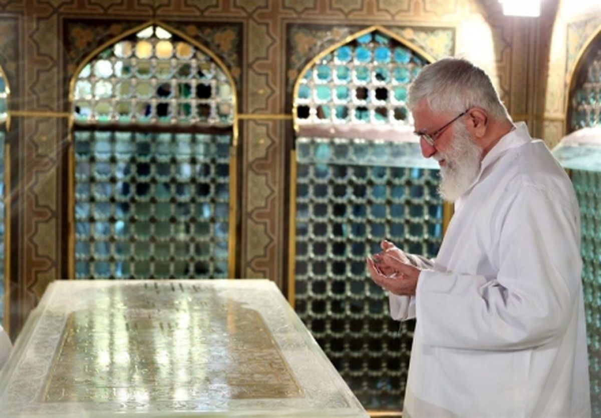 مضجع مطهر حضرت امام رضا (ع) با حضور رهبر انقلاب غبارروبی شد