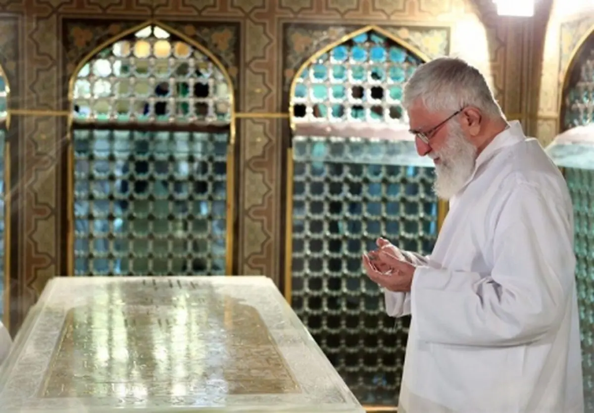 مضجع مطهر حضرت امام رضا (ع) با حضور رهبر انقلاب غبارروبی شد