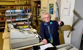 مبارزه پیرزن ۸۲ ساله با سارقی که به مغازه‌اش حمله کرده بود