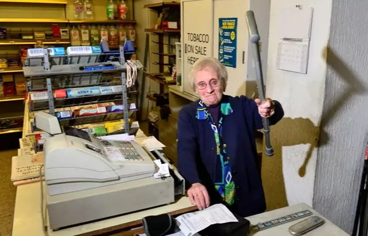 مبارزه پیرزن ۸۲ ساله با سارقی که به مغازه‌اش حمله کرده بود