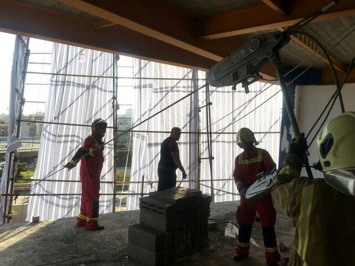 داربستهای در حالت ریزش ساختمان در حال ساخت در کامرانیه