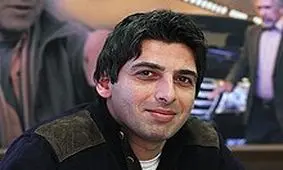 عکس| حمید گودرزی پای دیگ نذری