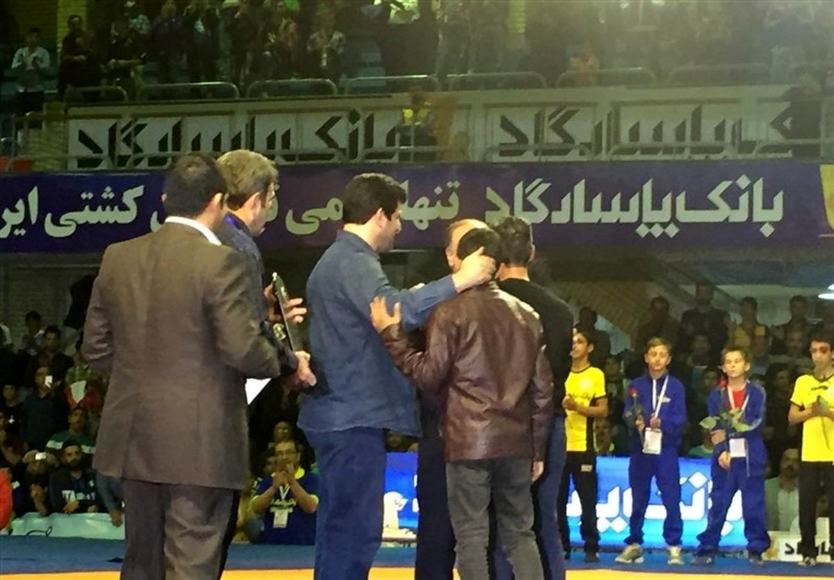 وزیر جام را به روسها داد، برق سالن قطع شد/ خداحافظی سه کشتیگیر!