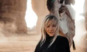 دختر برنزه آمریکایی، به خاطر بن سلمان روی شن‌های صحرای عربستان راه می‌رود! + عکس