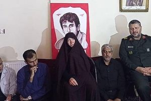 اعلام خبر بازگشت پیکر شهید مهاجر به مادرش توسط فرمانده قرارگاه ثامن الائمه