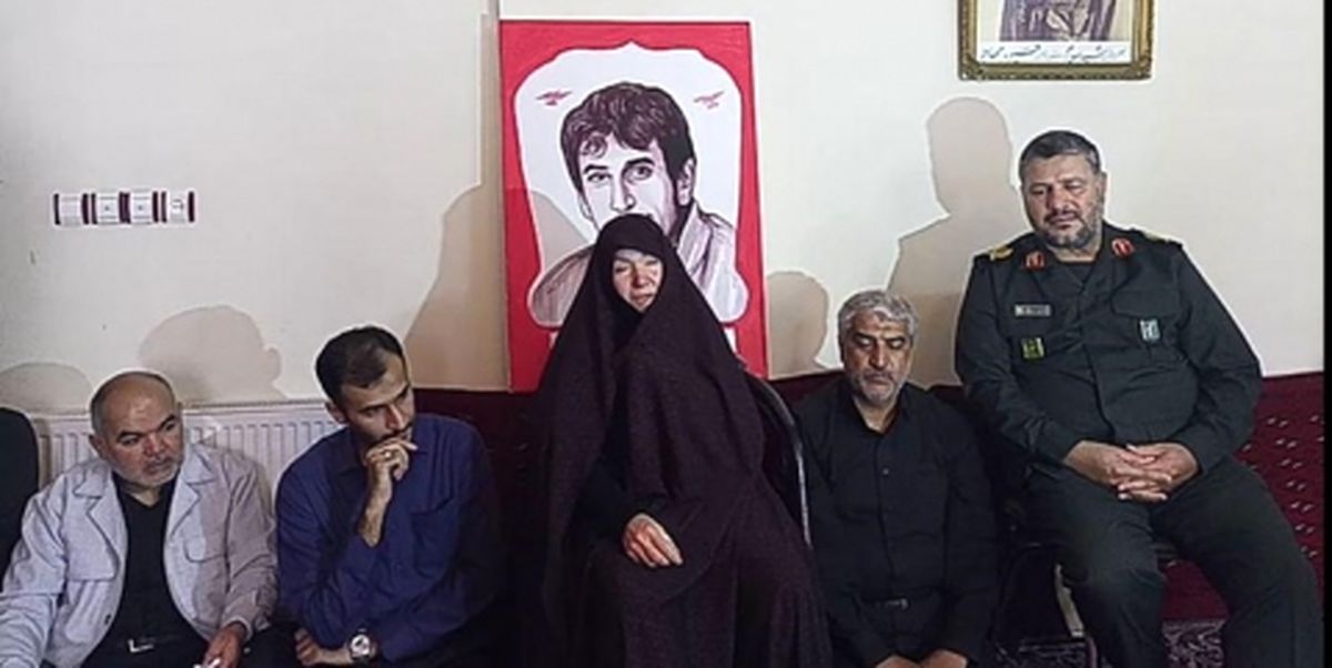 اعلام خبر بازگشت پیکر شهید مهاجر به مادرش توسط فرمانده قرارگاه ثامن الائمه