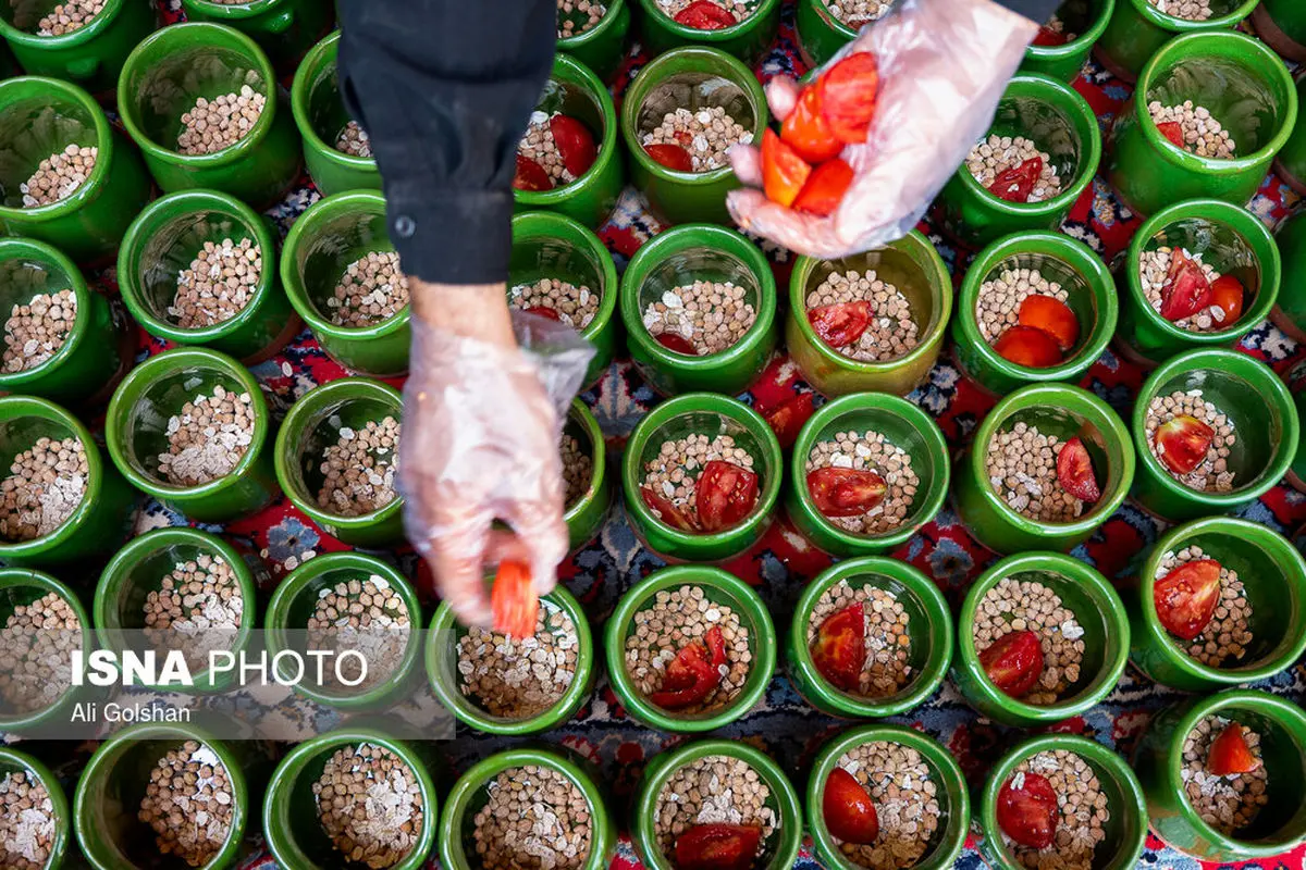 طبخ نذری دیزی در هیأت عزاداری «علقمه شهیدیه» میبد+ عکس