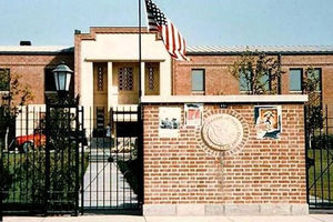 ادعای روزنامه اسپانیایی درباره بازسازی سفارت آمریکا در ایران در سال ۱۳۶۶ / واکنش صدام و دستور او به وزیر اطلاعات عراق