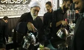 چای‌ریزی تولیت آستان قدس برای عزاداران حسینی