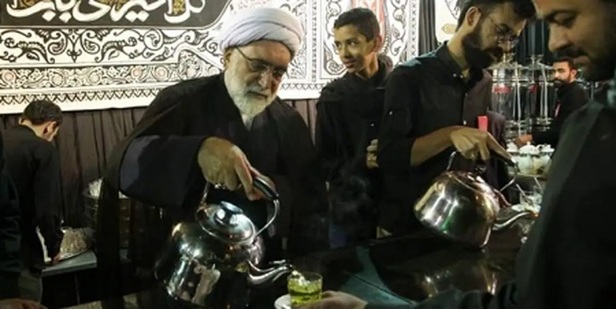 چای‌ریزی تولیت آستان قدس برای عزاداران حسینی