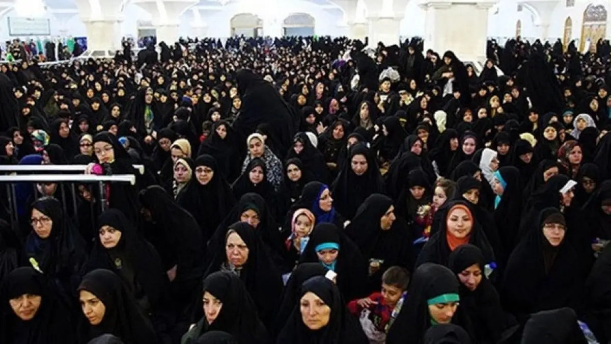 کتک خوردن یک زن وقتی به آرایش دختری در مراسم عزاداری تذکر داد!