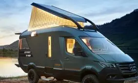 ساخت خانه‌ای لوکس و کوچک روی بدنه یک ون مرسدس بنز + تصاویر