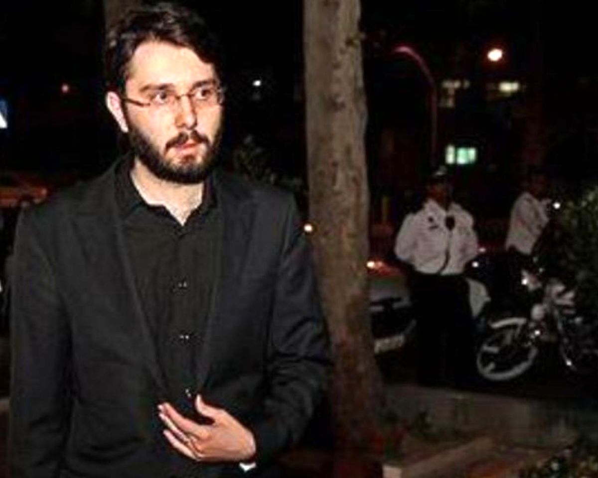عماد خاتمی از ایران نرفته است