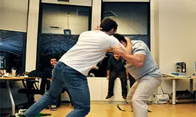 لحظه کتک کاری پلیس با یک مرد در بیمارستان ولیعصر خرمشهر + فیلم