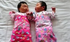 یک مادر چینی فرزندان دوقلویش را برای خرید یک تلفن همراه جدید فروخت