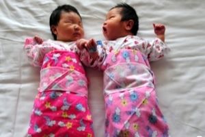 یک مادر چینی فرزندان دوقلویش را برای خرید یک تلفن همراه جدید فروخت