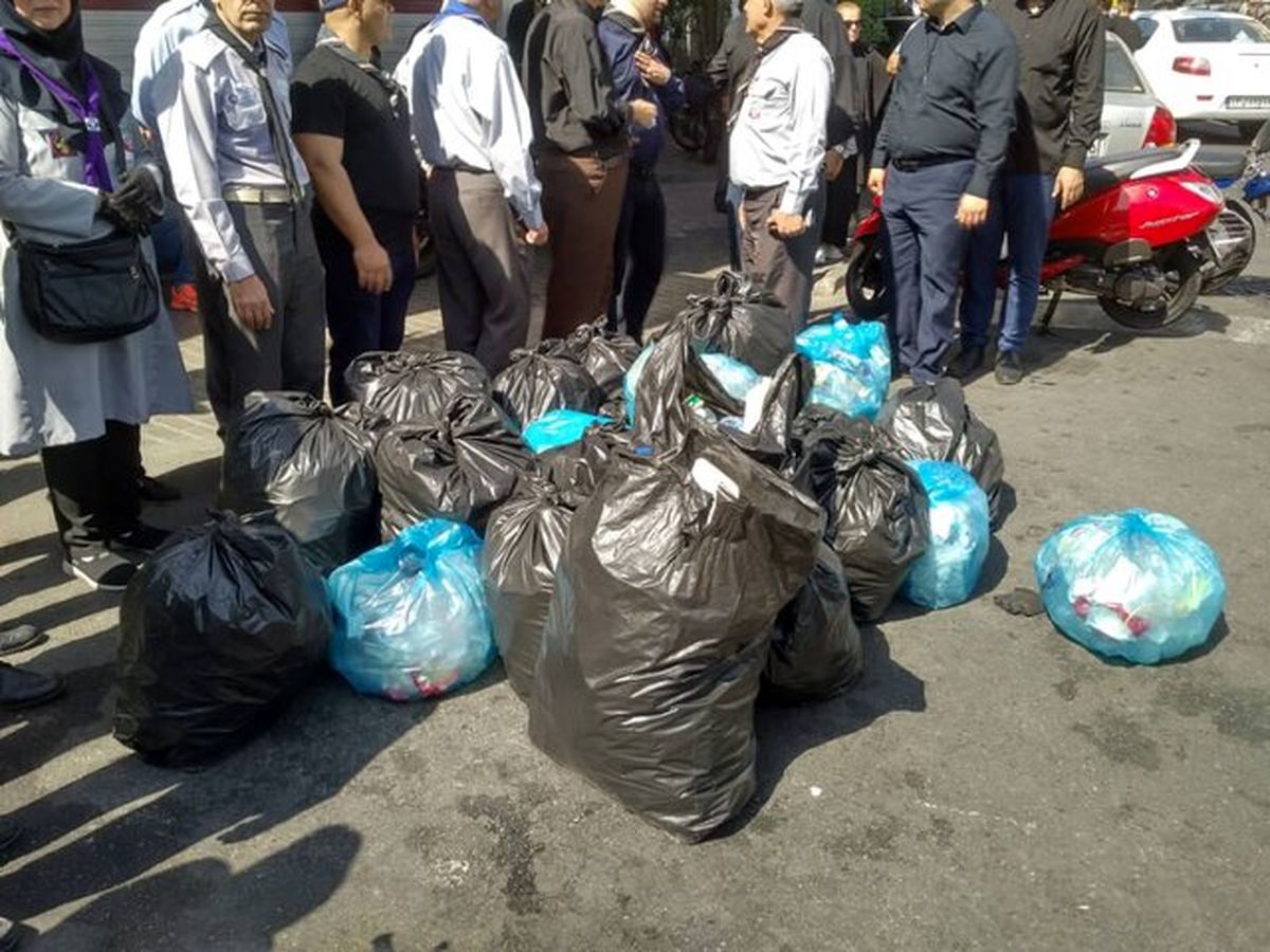 نذر سبز محرم؛ جمع‌آوری زباله‌های پلاستیکی از سطح معابر تهران