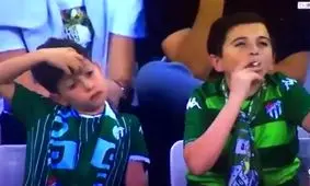 تصویر سیگار کشیدن کودک ۱۰ ساله در مسابقات فوتبال ترکیه جنجالی شد