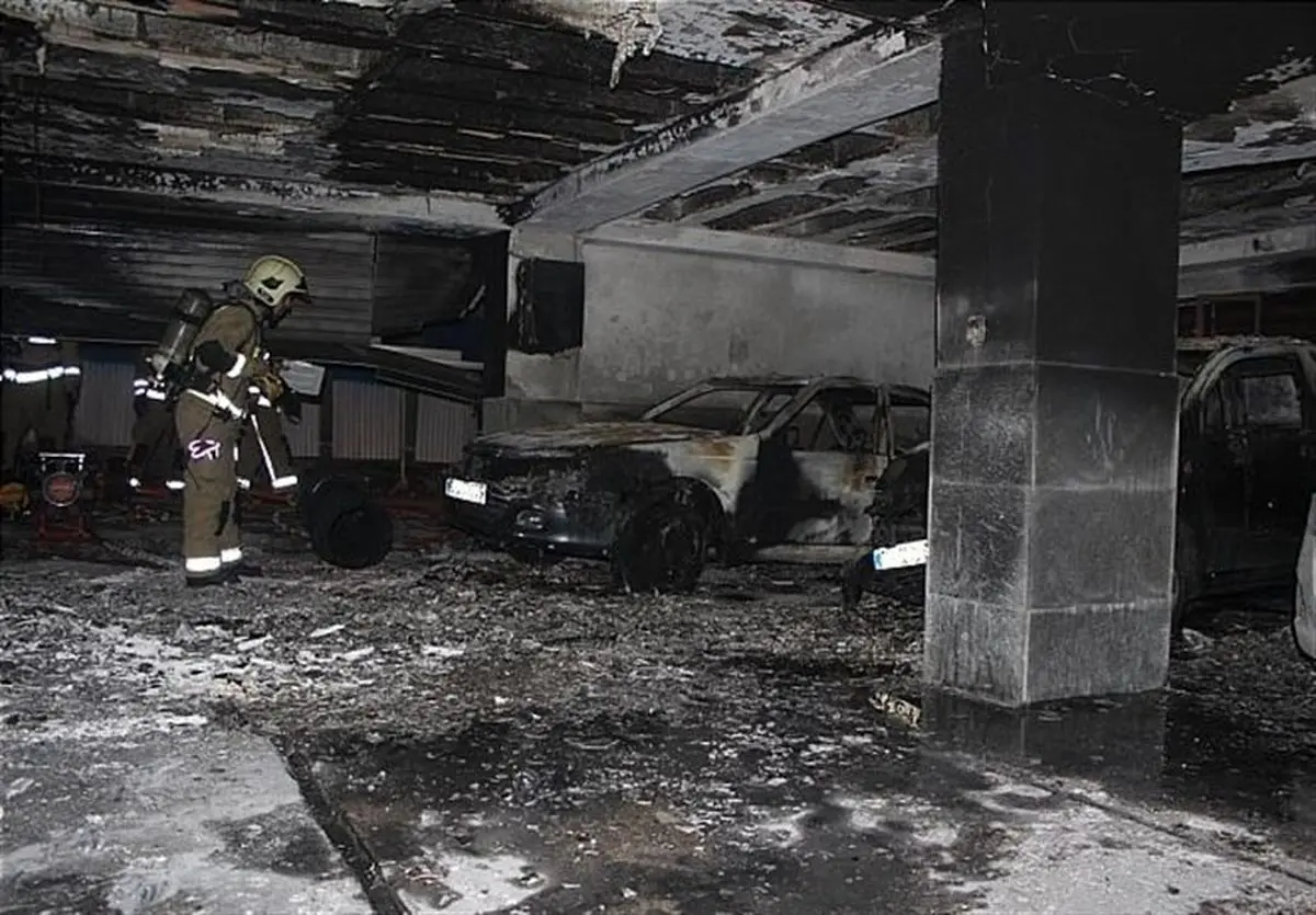 تصاویر / زبانه کشیدن شعله آتش در میان خودورهای ۲ پارکینگ