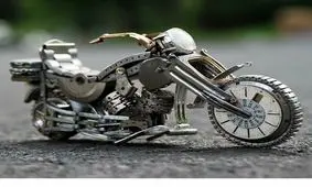 ساخت مجسمه‌های تماشایی با ساعت‌های شکسته و قدیمی