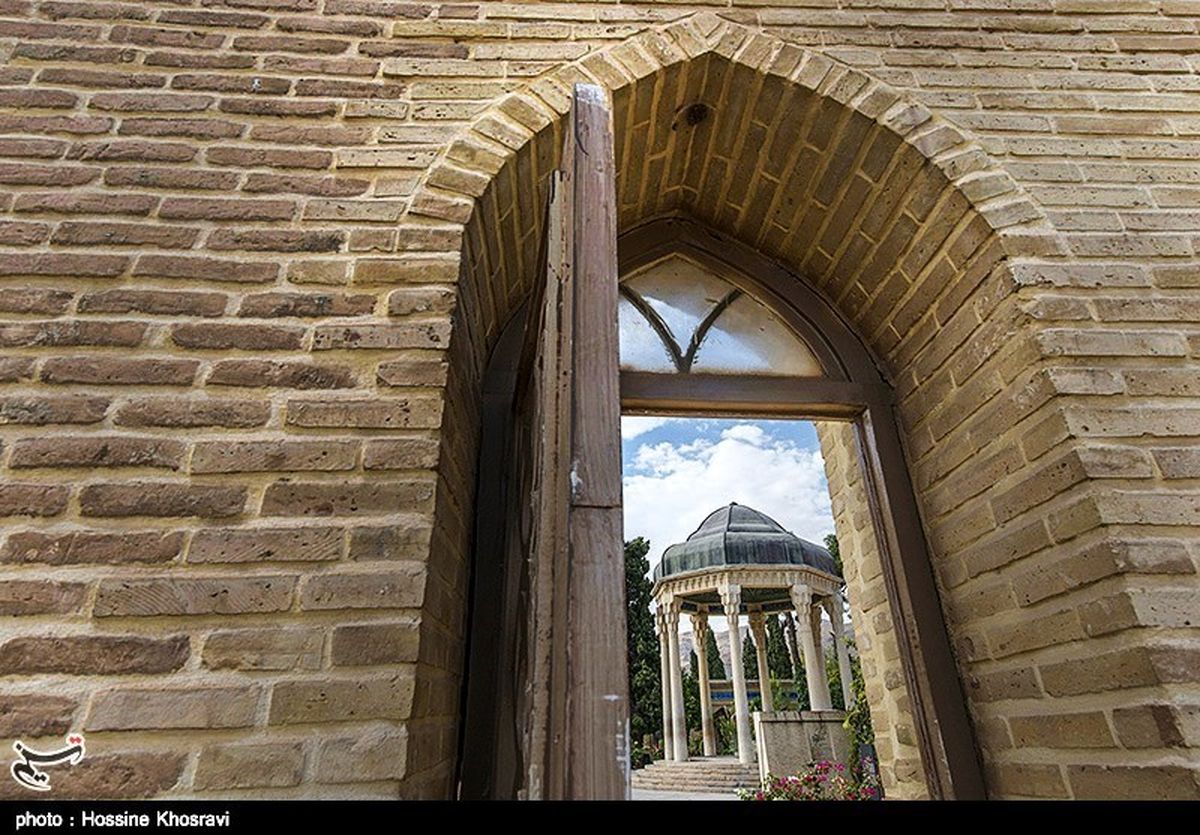 شب عید و لذت خواندن دیوان حافظ در حافظیه + تصاویر