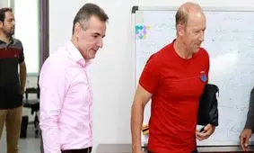 نشست صمیمانه انصاری‌فرد با سرمربی و کاپیتان‌های پرسپولیس