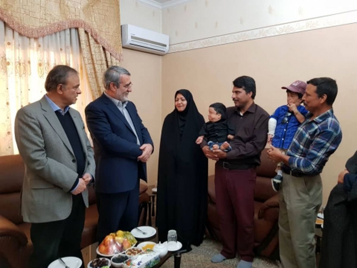 دیدار صمیمانه کوتاه قامتترین مرد ایران با وزیر کشور در مشهد