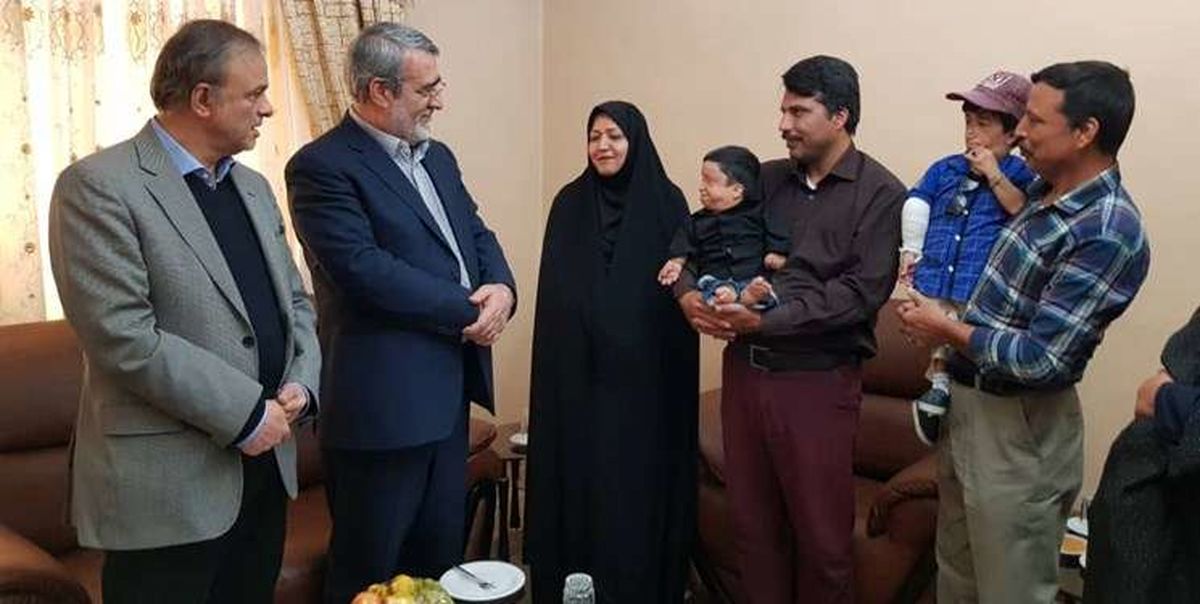 کوتاه قامتترین مرد ایران در مشهد با وزیر کشور دیدار کرد