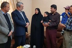 کوتاه قامت‌ترین مرد ایران در مشهد با وزیر کشور دیدار کرد
