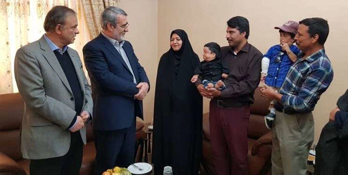 کوتاه قامت‌ترین مرد ایران در مشهد با وزیر کشور دیدار کرد