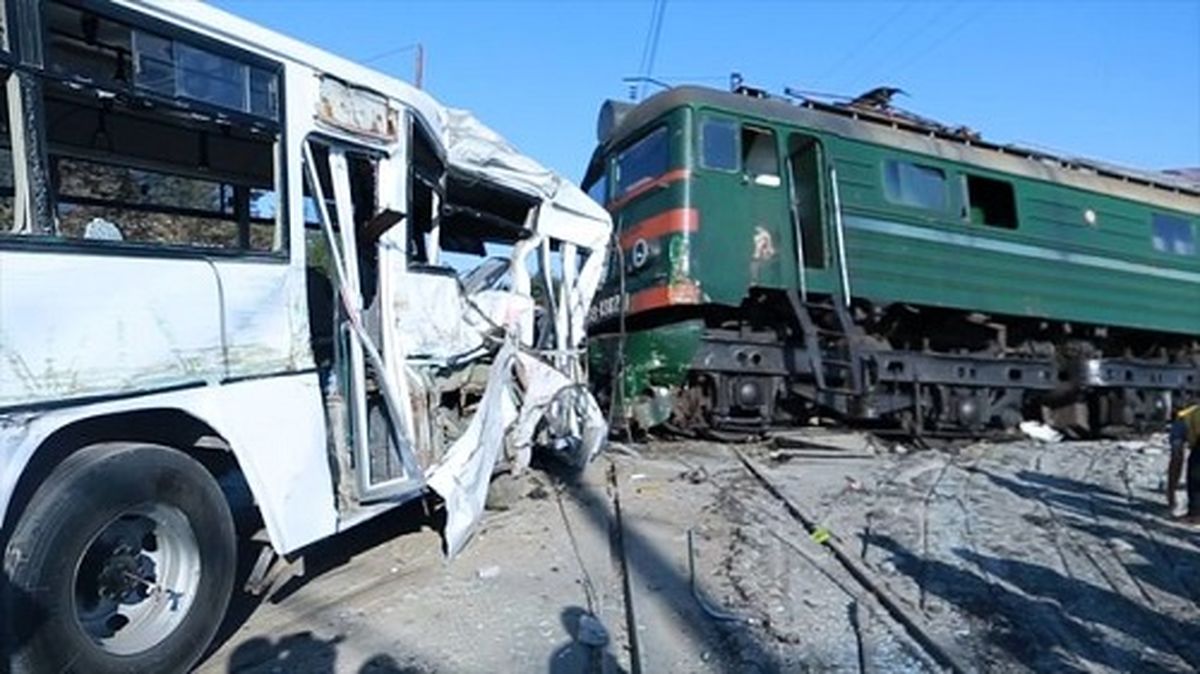 تصادف شدید قطار با اتوبوس در قزاقستان + فیلم