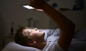 بلایی که تلفن همراه در تاریکی بر سر چشمانتان می‌آورد!