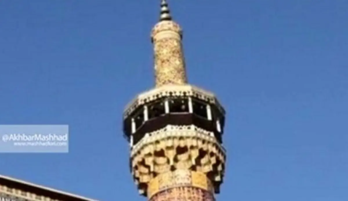 اجرای آیین سنتی «صلات» بر روی گلدسته‌های حرم مطهر رضوی در صبح روز اول محرم