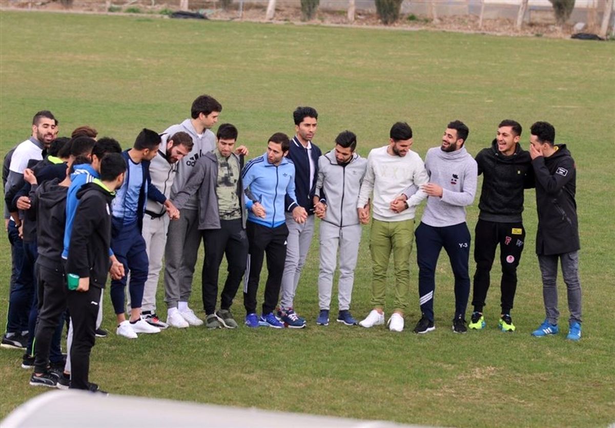 اعتصاب استقلالیها به خاطر شامپو!/ شعار بازیکنان علیه جهانیان + عکس