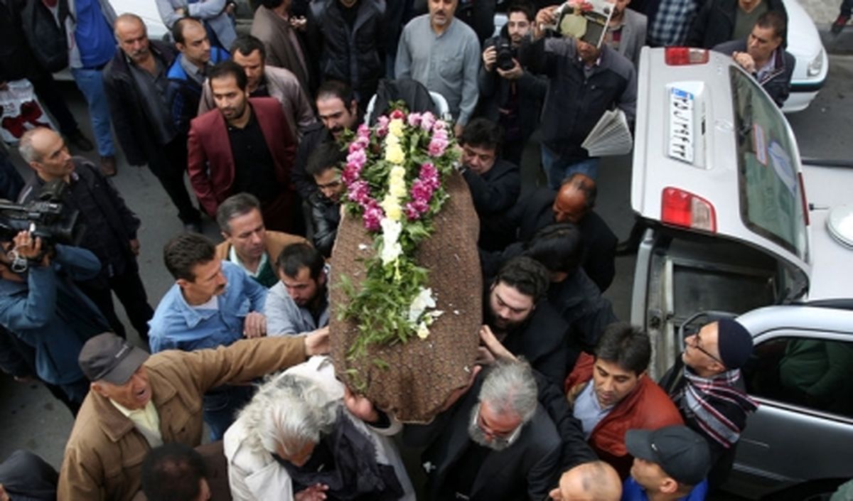 همسر زنده ياد علي معلم در حال وداع با پيکر همسرش+عکس