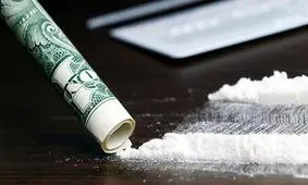 افشاگری نویسنده معروف درباره اعتیاد سیاستمدار سرشناس