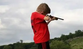 پسر 14 ساله، 5 تن از اعضای خانواده‌اش را به تیربار بست