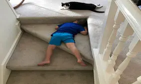 تصاویر بامزه از خوابیدن بچه‌ها در جا‌های غیرعادی