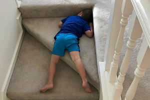 تصاویر بامزه از خوابیدن بچه‌ها در جا‌های غیرعادی