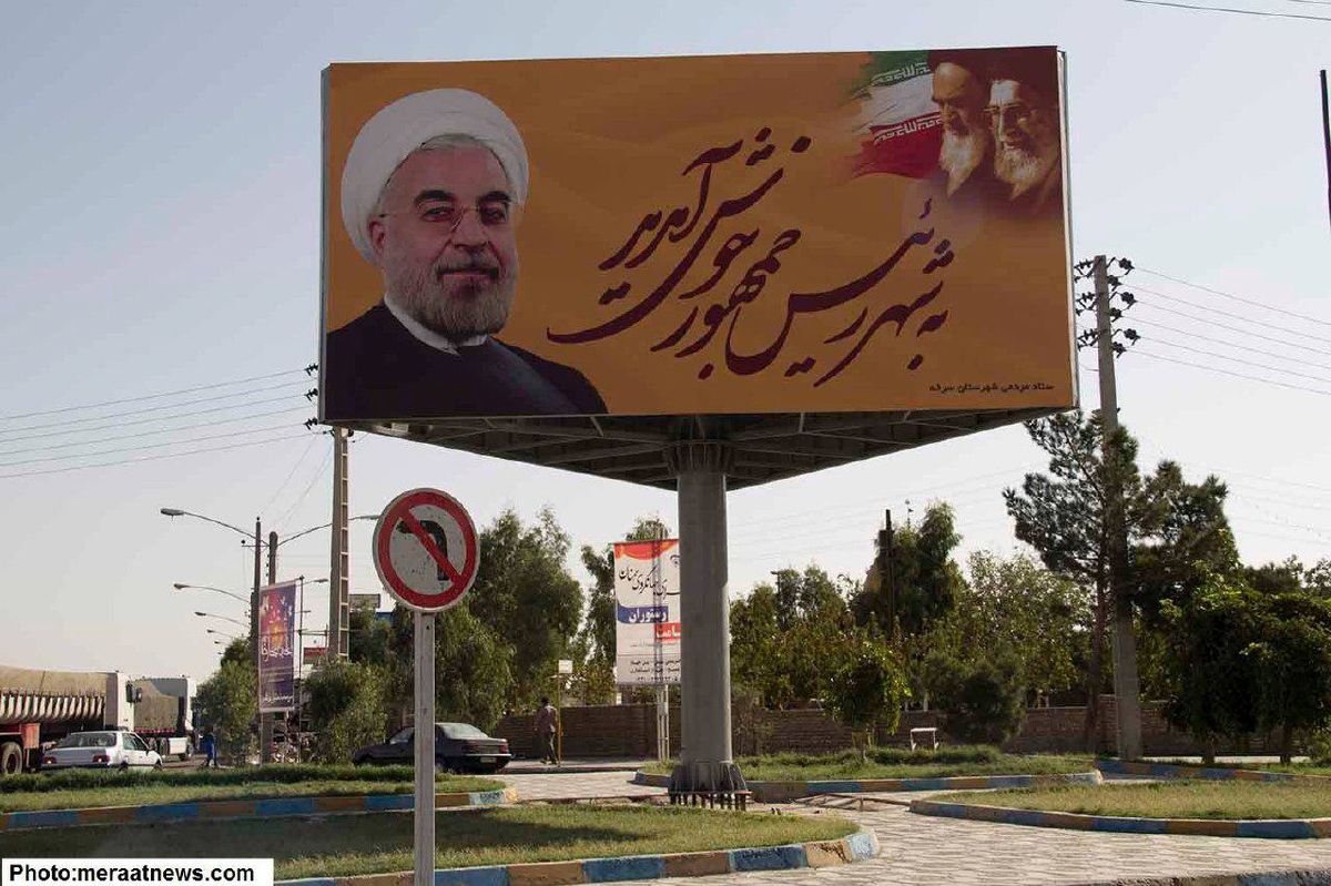 انتقاد ابطحی از حذف تصویر احمدی نژاد در شهر زادگاهش و جایگزینی آن با عکس روحانی