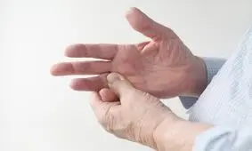 گز گز کردن دست‌های مردم چه دلایلی دارد؟