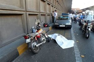 تصادف مرگبار تاکسی و موتورسیکلت در بزرگراه صیادشیرازی تهران