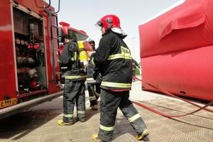 نجات ۱۰ نفر از میان دود و آتش یک ساختمان مسکونی