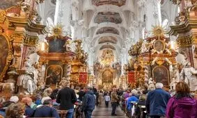 کشیش آلمانی ۳ هزار یورو جریمه شد / اقامت مخفیانه یک مهاجر افغان در کلیسا به مدت یک سال