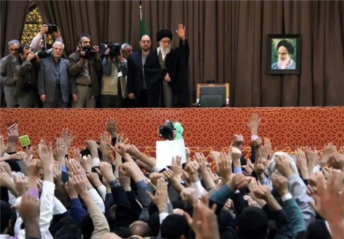 رهبر انقلاب در حرم رضوی: اقتصاد مساله اولویت‌دار کشور است