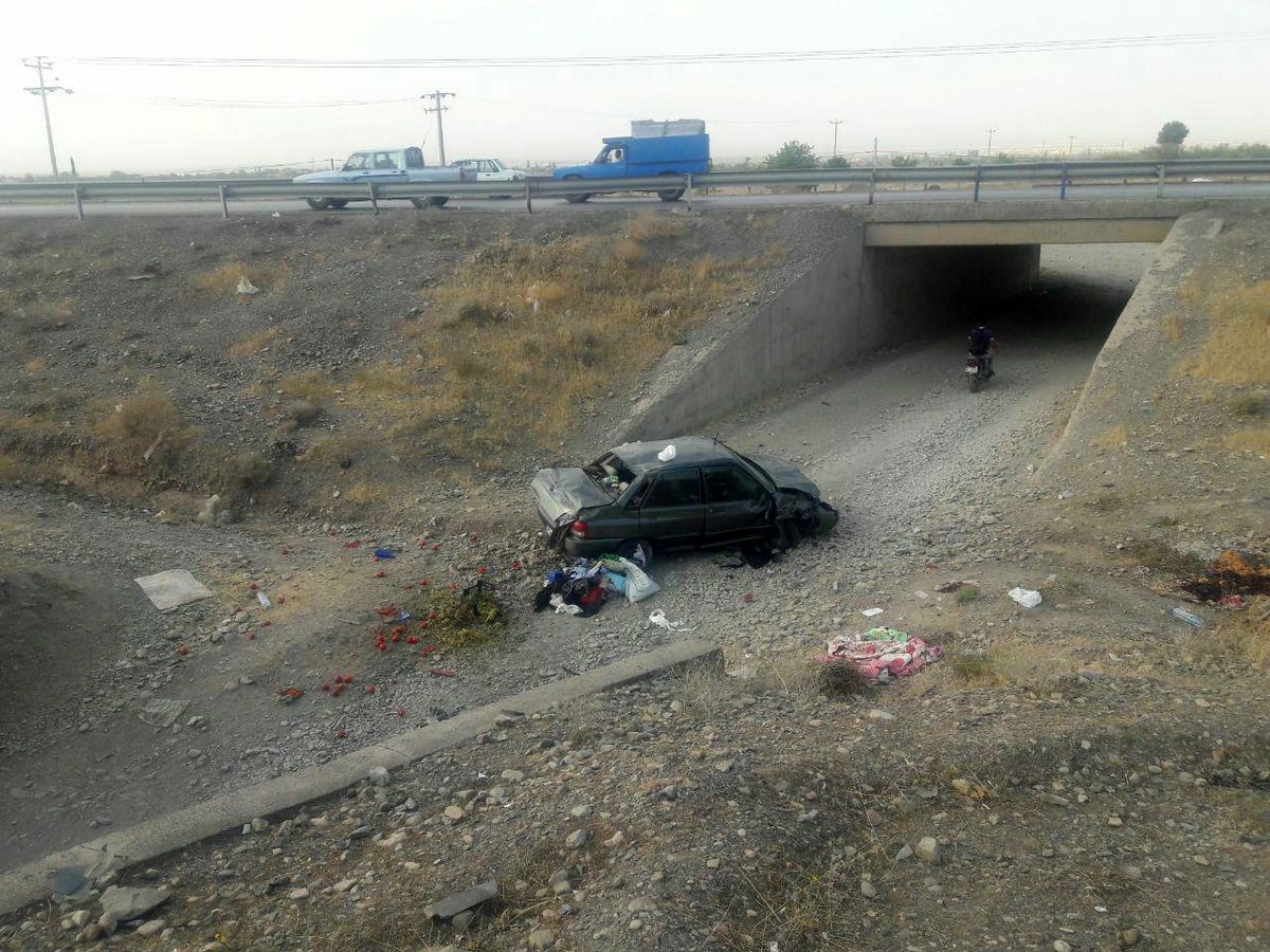 سقوط پراید از پل در جاده نیشابور / دختر ۶ ساله کشته شد